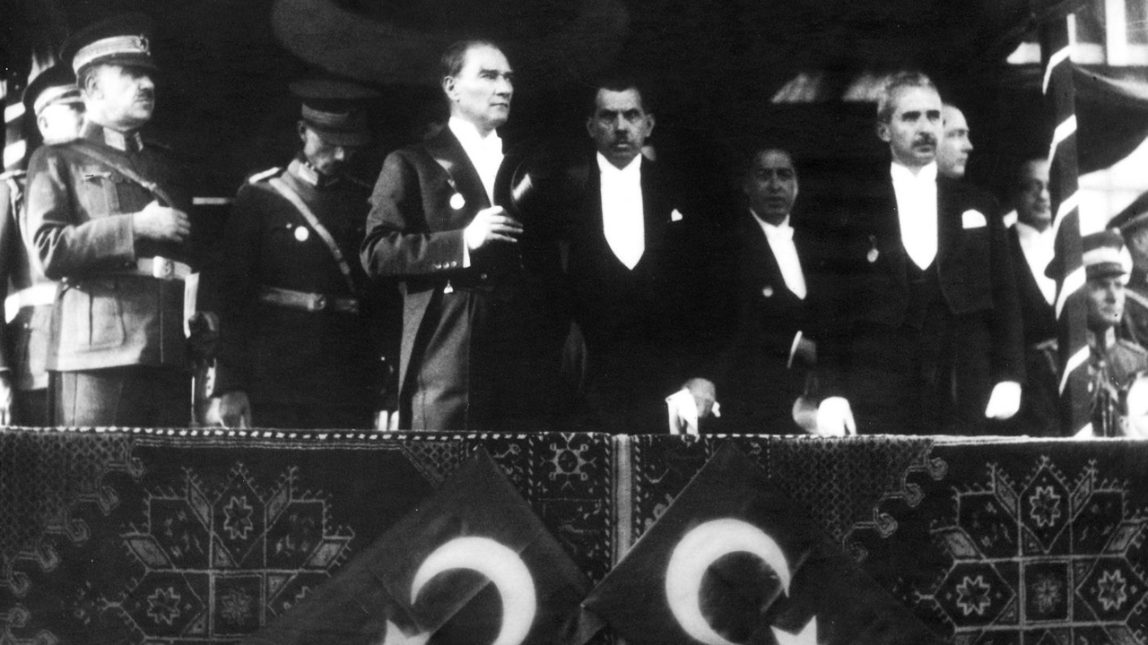 Cumhuriyet ilelebet yaşayacak! Tarikatlar, cemaatler ve emperyalistler parçalayamayacak... Atatürk böyle miras bıraktı
