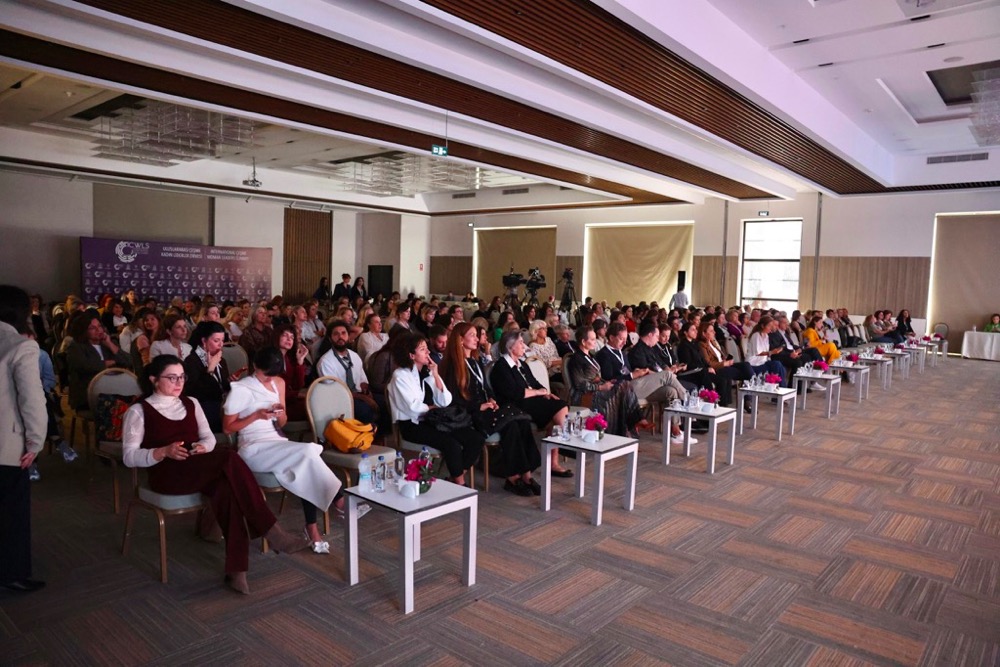 Uluslararası Çeşme Kadın Liderler Zirvesi Dayanışma Ve Umut Mesajlarıyla Sona Erdiphoto 2025 10 25 14 44 56 (1)