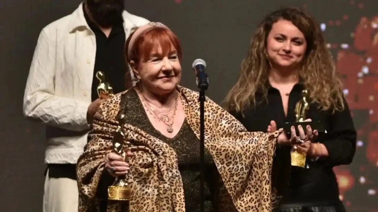 Oyuncu Bilge Sen O Kadar Az Maas Aliyorum Ki Yoksulluk Sinirinin Altindayim B5Tk Cover