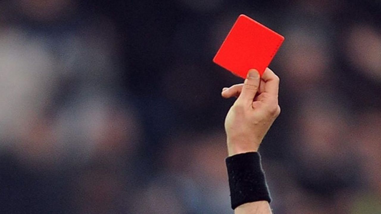 Yönettiği maçta "kırmızı kart çıkar" bahsi oynayan hakem 5 milyonu cebe indirmiş