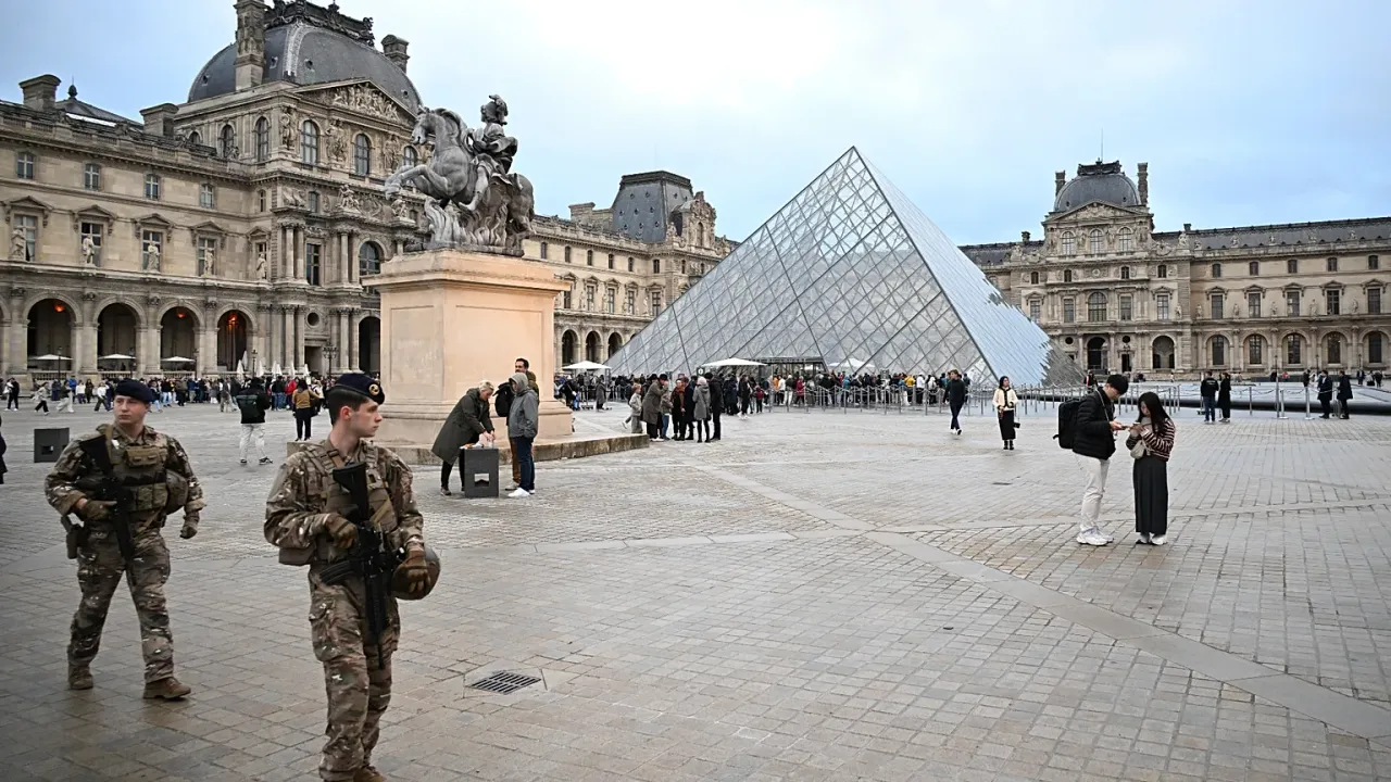 Paris'teki Louvre Müzesi soygununda iki şüpheli yakalandı
