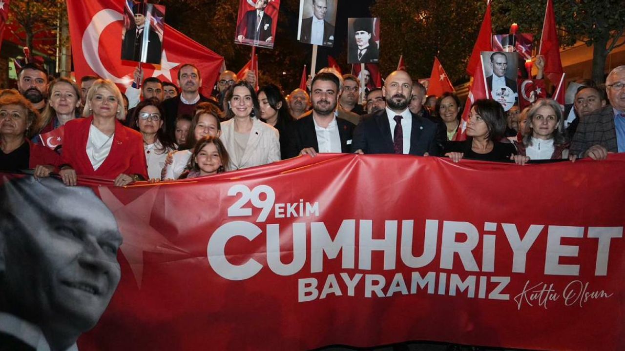 Üsküdar'da Cumhuriyet yürüyüşü: ‘Gücümüzü Cumhuriyetimizden alıyoruz’
