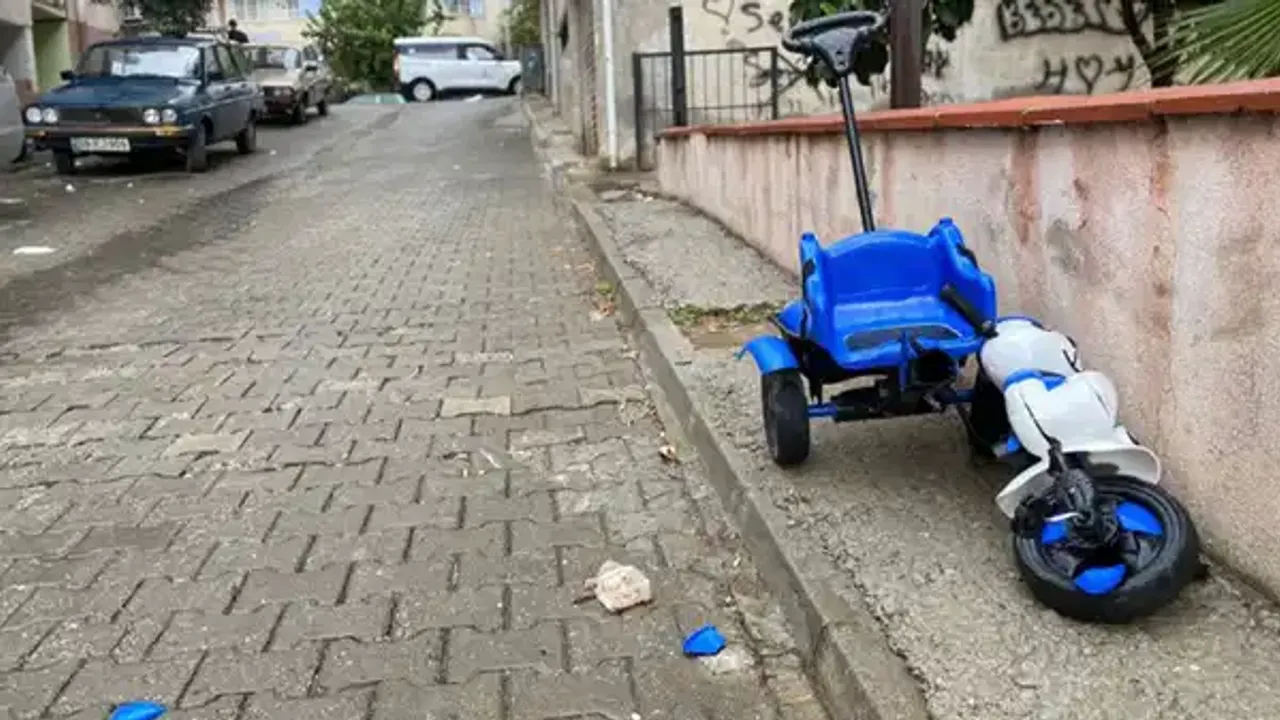Torununu kurtarmak isterken otomobilin altında kaldı