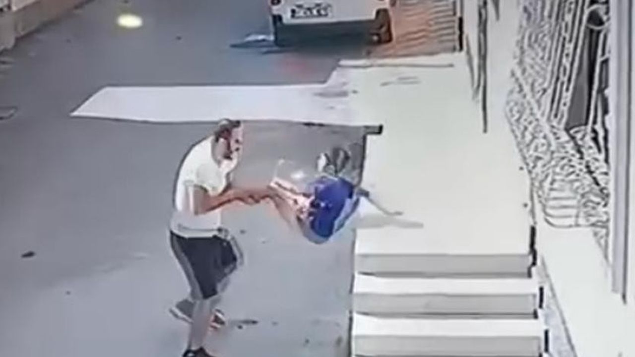 Adana’da bir cani kovaladığı çocuğu ayak bileğinden tutup yere fırlattı!