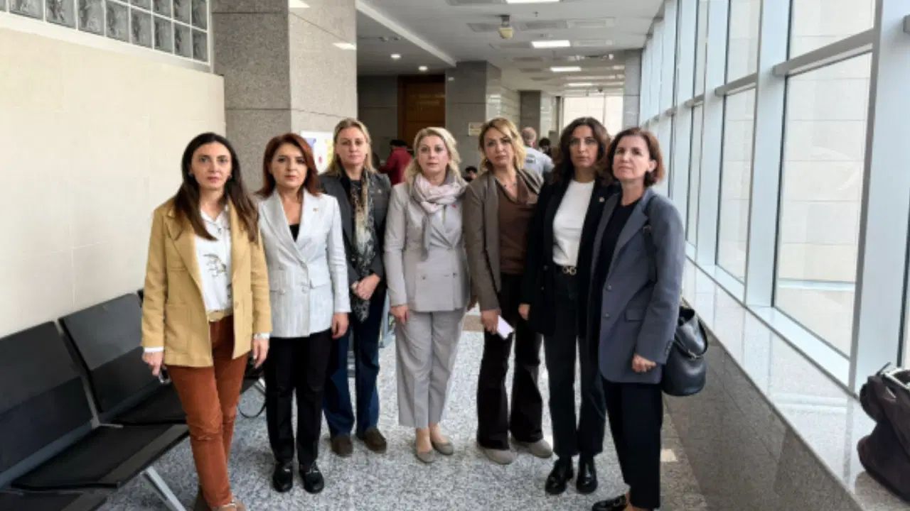 Erdoğan için kurulan bariyerlere itiraz ettiği için tutuklandı… CHP'li isimlerden sanatçı Eda Saraç'a destek!