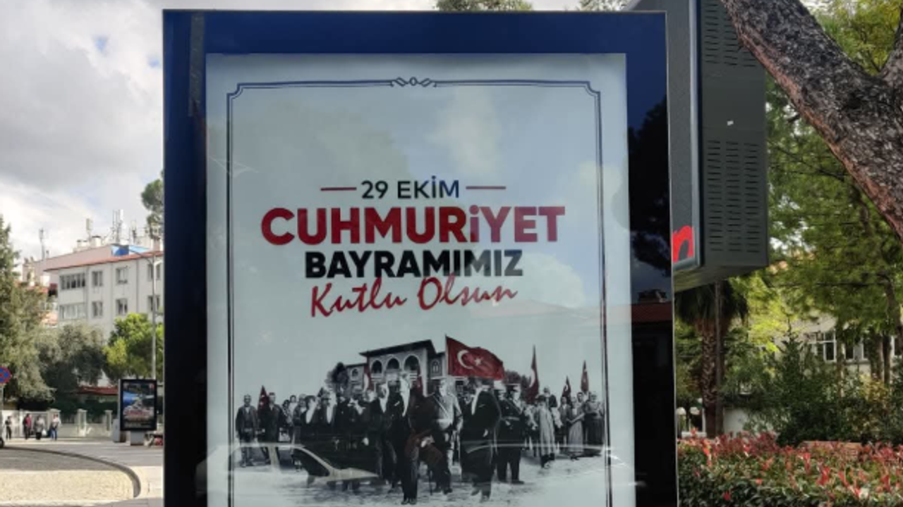 Valiliğin 29 Ekim afişlerinde 'Cumhuriyet' yanlış yazıldı