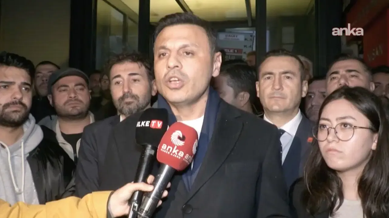 CHP'liler destek için TELE1 binası önünde: Zalimin zulmüne karşı…