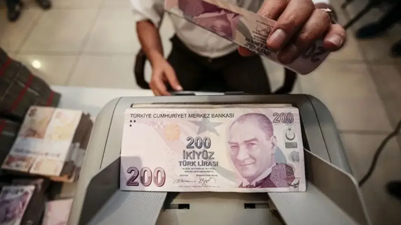 Merkez indiriyor, bankalar yükseltiyor: Faiz makası daha da açıldı