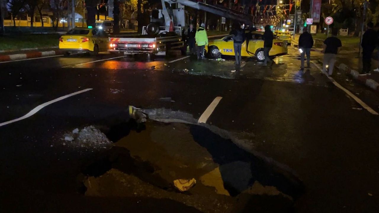 Şiddetli yağmur nedeniyle Fatih'te yol çöktü: Taksi takla attı