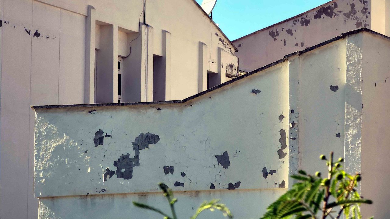 Devlet hastanesi çürümeye terk edildi!