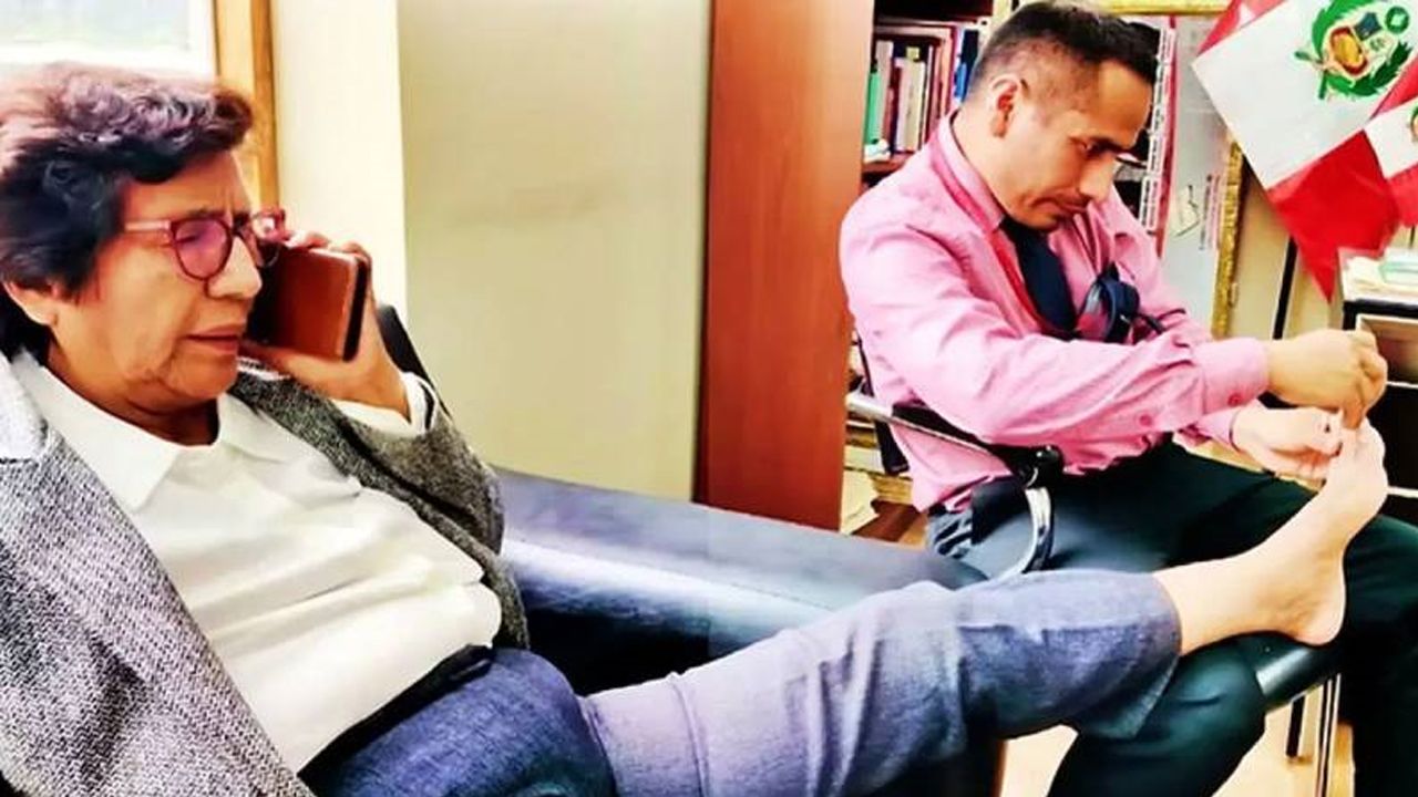 Milletvekili Meclis'teki ofisinde yardımcısına ayak tırnaklarını kestirdi!