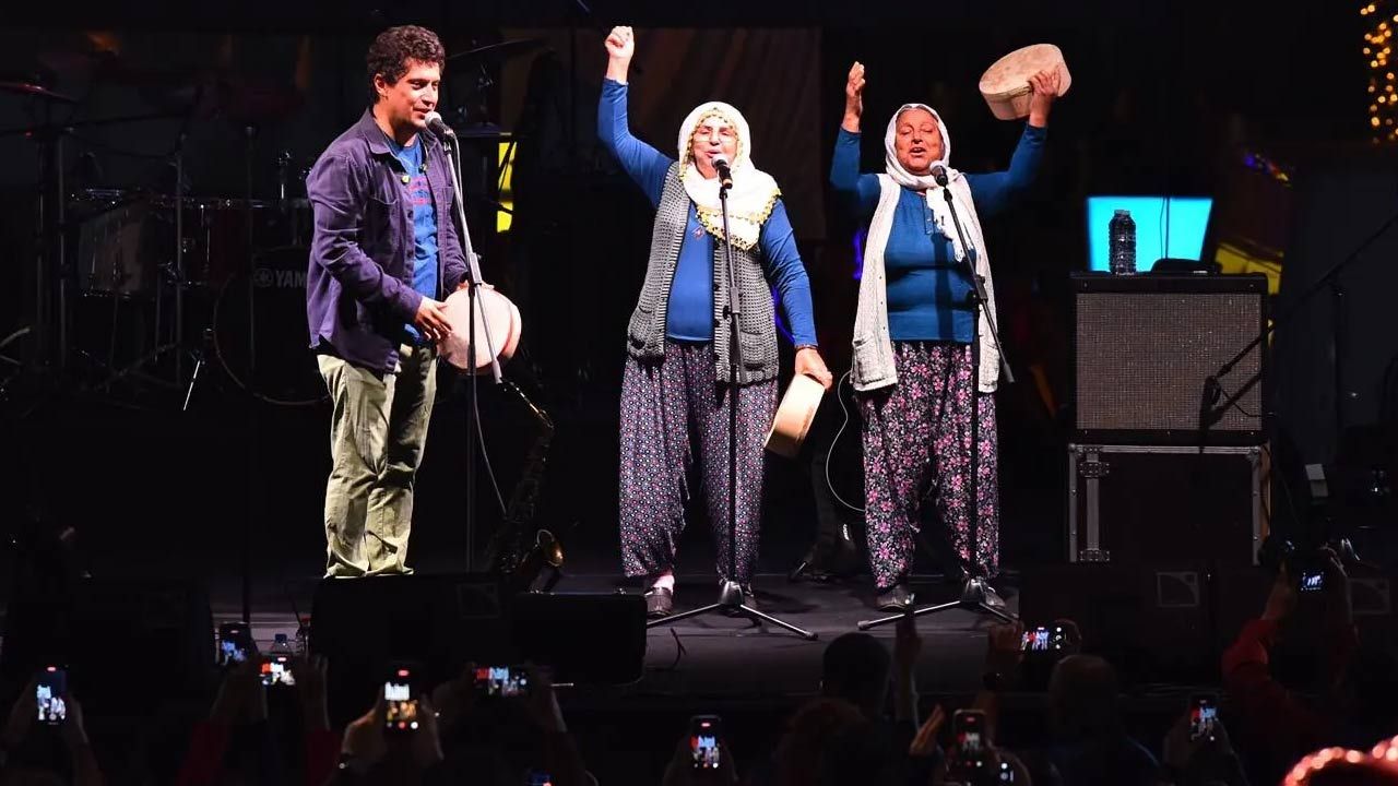 Pinhani, Fethiye konserinde Delbekçi Teyzeler ile düet yaptı