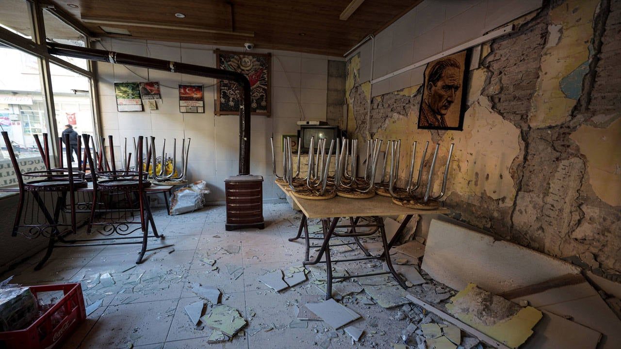 Sındırgı esnafı, depremin yaralarının sarılması için borç ödemelerinin ertelenmesini talep etti!