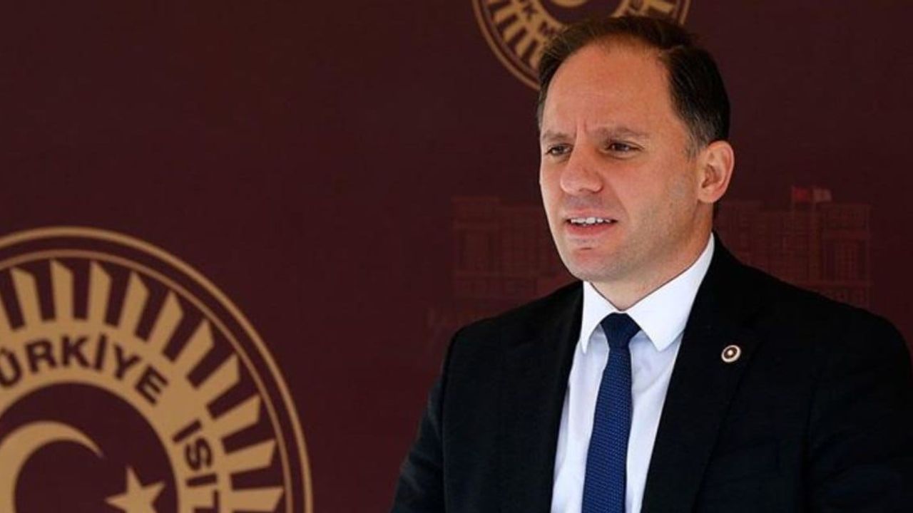 CHP lideri Özgür Özel işareti verdi ve CHP'li Yavuzyılmaz belgesini paylaştı