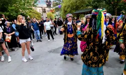 Bornova'da 'halay' sokaklara taştı