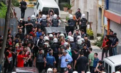 İstanbul'da 'yasaklı' Onur Yürüyüşü'nde gözaltına alınan 3 kişi tutuklandı