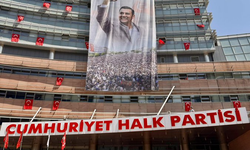 CHP'nin yası devam ediyor... Genel Merkezi binasına 'Ferdi Zeyrek' afişi asıldı
