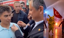 CHP lideri Özgür Özel’den Pikachu’ya CHP rozeti