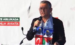 Saadet Partisi'nin Gazze mitinginde kürsüde CHP lideri Özgür Özel