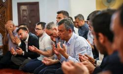 CHP lideri Özgür Özel Hatuniye Camii’nde Ferdi Zeyrek için mevlit programında