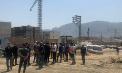 Hatay'da iki TOKİ işçisi ücretlerinin verilmemesini çatıya çıkarak protesto etti