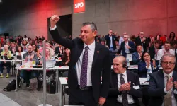 Özel "mücadeleye devam" mesajını Berlin'de yineledi: Almanlar ayakta alkışladı