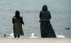 Suriye'nin geçici hükümeti, 'kamu ahlakını' kadınlara 'tesettür mayo' zorunluluğu getirerek koruyacak!