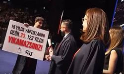 Mezuniyet töreninde pankartla gündem oldu: “15 yılda yaptıklarını 123 yılda bile yıkamazsınız!”
