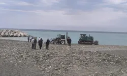 Sahilde güneşlenen kadının feci ölümü! Üstünden iş makinesi geçti!