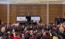 İstanbul Üniversitesi Hukuk Fakültesi’nde öğrenciler ayakta