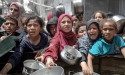 İsrail yine vahşet saçtı! Yardım merkezine gazla saldırdı, çıkan izdihamda 21 Filistinli öldü...