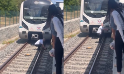 Raylara düşen kediyi kurtarmak için treni durdurdu, raylara indi