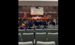 Hacettepe’de öğrenciler rektöre sırtlarını dönerek protesto etti