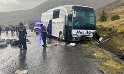 Yolcu otobüsü kazası: Ölüler ve yaralı var
