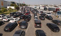Gurbetçiler için dönüş vakti: Sınır kapılarında kilometrelerce kuyruk oluştu