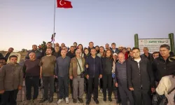 CHP lideri Özgür Özel, Şuhut’tan Kocatepe Atatürk Anıtı’na yürüdü; gün doğumunda fotoğraf çektirdi