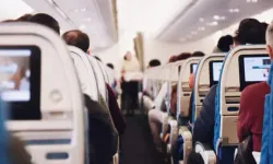 Trabzon uçağında 'iki erkek öpüştü' kavgası: Uçağı durdurmaya çalıştı!