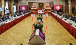 Komisyon salonundaki çiçeklerle ne mesaj verildi?