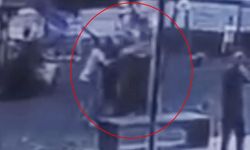 Parkta oyun oynayan iki çocuğu yerden yere vurdu