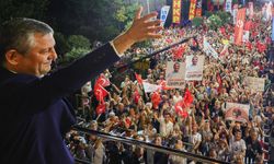 CHP lideri Özgür Özel Beyoğlu’nda on binlerle buluştu