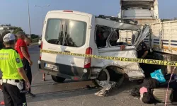 Öğrencileri tatile götüren minibüs tıra çarptı: 1'i çocuk 2 ölü