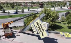 AKP'li belediye kendi diktikleri tabelaları 'sakıncalı' diyerek söktü