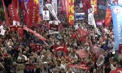 CHP lideri Özgür Özel Beyoğlu’nda on binlerle buluştu