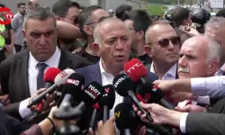 Kayyum Gürsel Tekin İl Binası önünde açıklama yaptı: Tekin'e su şişesi fırlatıldı