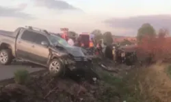 İki otomobil kafa kafaya çarpıştı: Eski belediye başkanı öldü