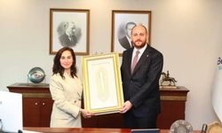 CHP’den istifa eden Özlem Vural Gürzel Atatürk fotoğrafını kaldırdı