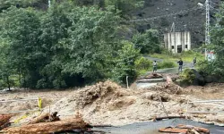 Rize'de sel ve heyelan paniği: Köy yolları kapandı, vatandaşlar kepçeyle kurtarıldı