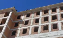 Maaşlarını alamayan 15 işçi çatıya çıktı: Ödemezseniz atlarız!
