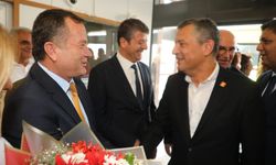 Özgür Özel Gaziantep'te... Havaalanında çiçeklerle karşılandı