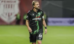 Caner Erkin takım arkadaşına tokat atıp hakemin üstüne yürüdü